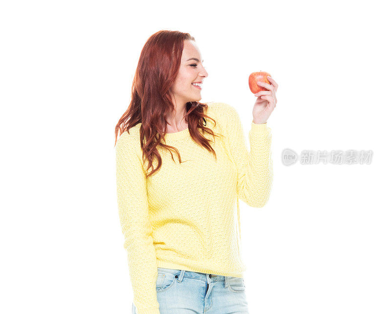 一个人/腰部以上的18-19岁美丽的红发白人年轻女性十几岁的女孩在白色的背景穿着牛仔裤谁是微笑/快乐/愉快谁是出汗/苹果-水果/橙子-水果/香蕉/葡萄